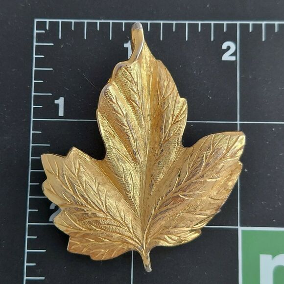 MONET Pin Lot of 2 Feather & Maple Leaf Brooch Textured Gold Tone Vintage Estate - Picture 9 of 10
